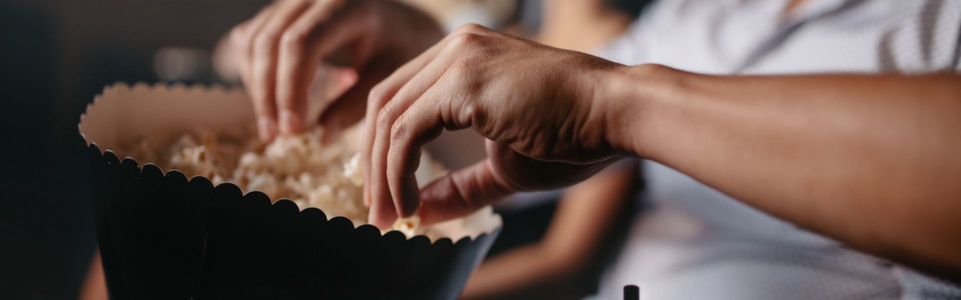 Menschen beim Popcorn essen