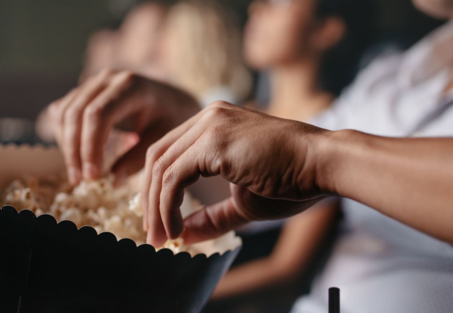 Menschen beim Popcorn essen